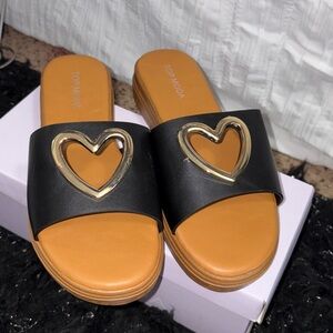 TOP MODA Black Slide Sandals with Gold Heart Accent NWT SIZE 7